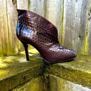 Vince Camuto purple alligator print leather high heel booties 9.5
